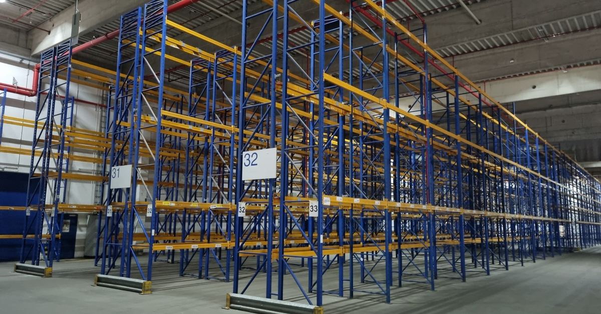 Doppelreihige Palettenregale mit verzinkter Anfahrschutzplanke entlang der Regalfront